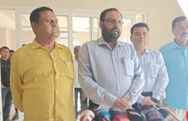 बिस्वनाथ में बाढ़ की तैयारियों का जायजा लेने के दौरान राज्य के राजस्व एवं आपदा प्रबंधन मंत्री केशव महंत। बिस्वनाथ में बाढ़ की तैयारियों का जायजा लेने के दौरान राज्य के राजस्व एवं आपदा प्रबंधन मंत्री केशव महंत।
