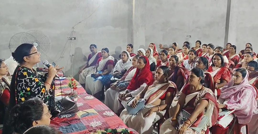 प्रशिक्षण लेती सेविकाएं प्रशिक्षण लेती सेविकाएं
