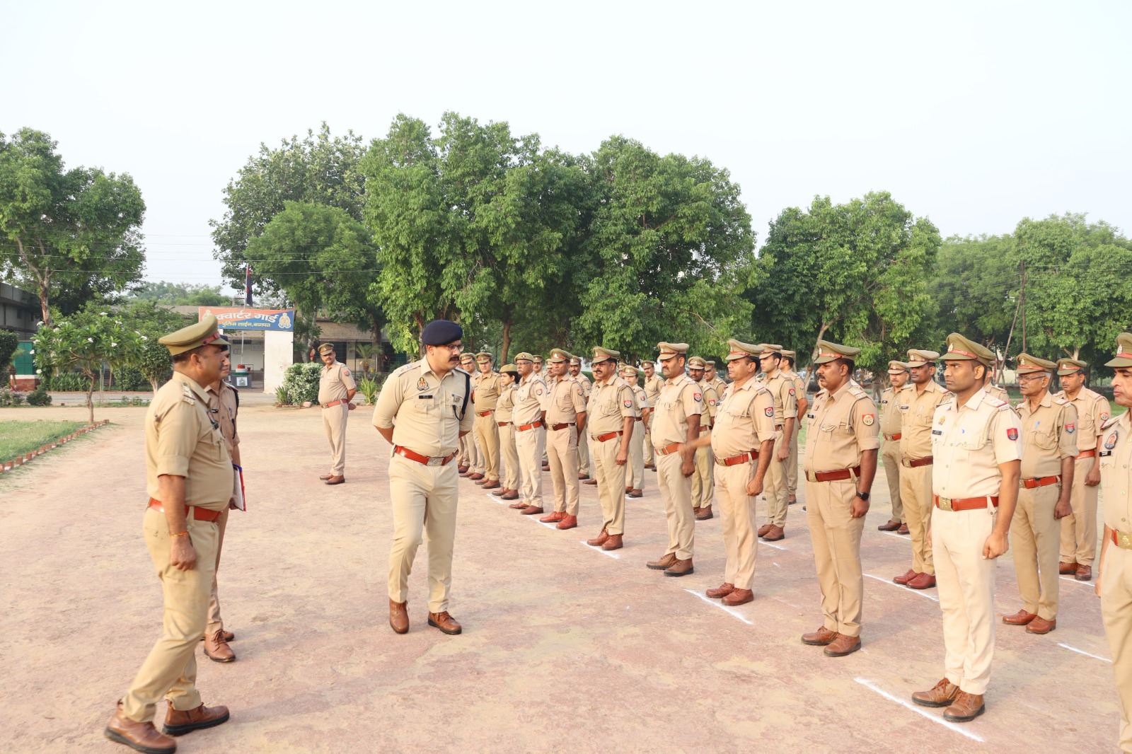 पुलिस लाइन में दिशा निदेश देते एसपी बागपत पुलिस लाइन में दिशा निदेश देते एसपी बागपत