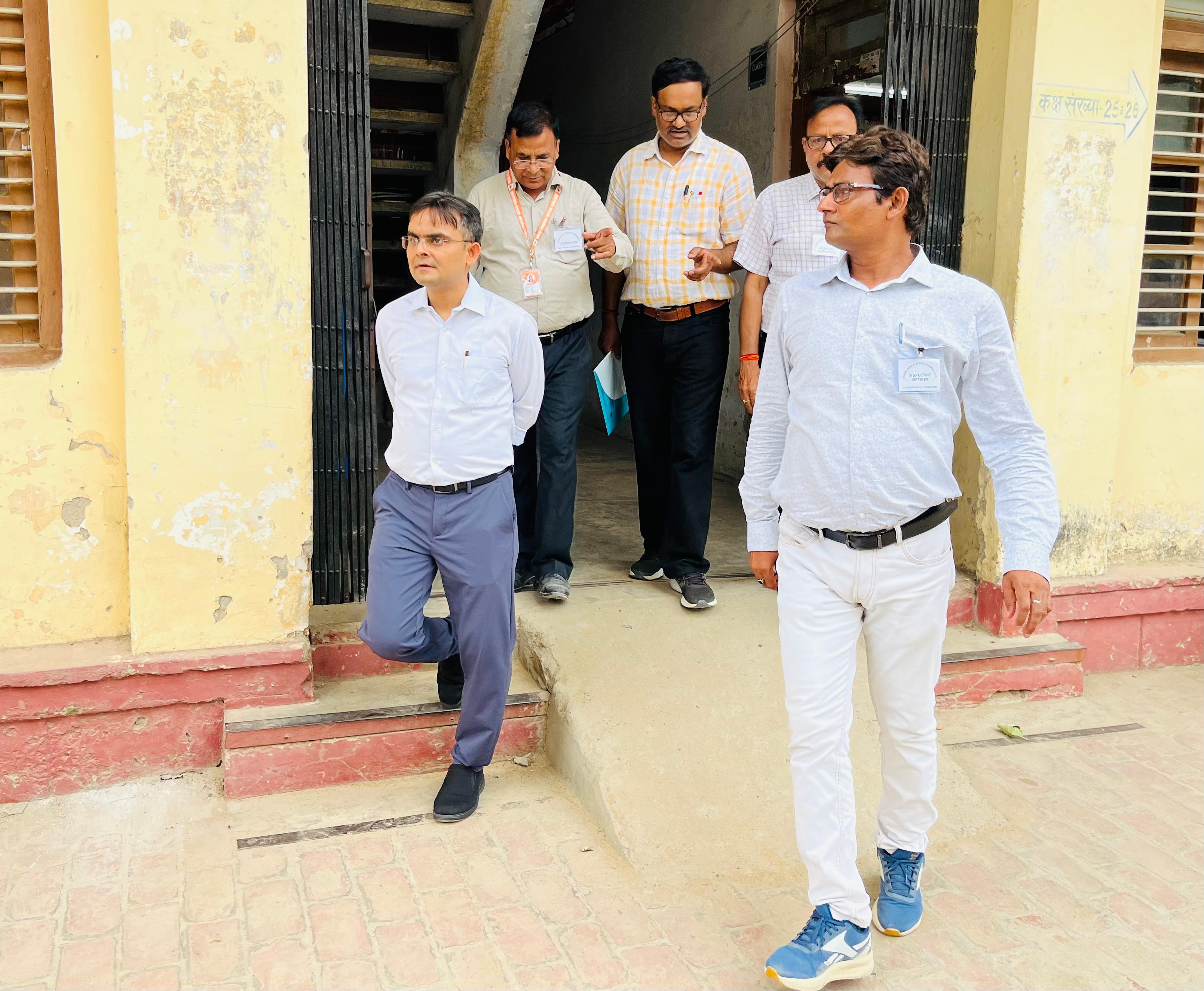 परीक्षा केंद्र का nirichhan करते jiladhikari परीक्षा केंद्र का nirichhan करते jiladhikari