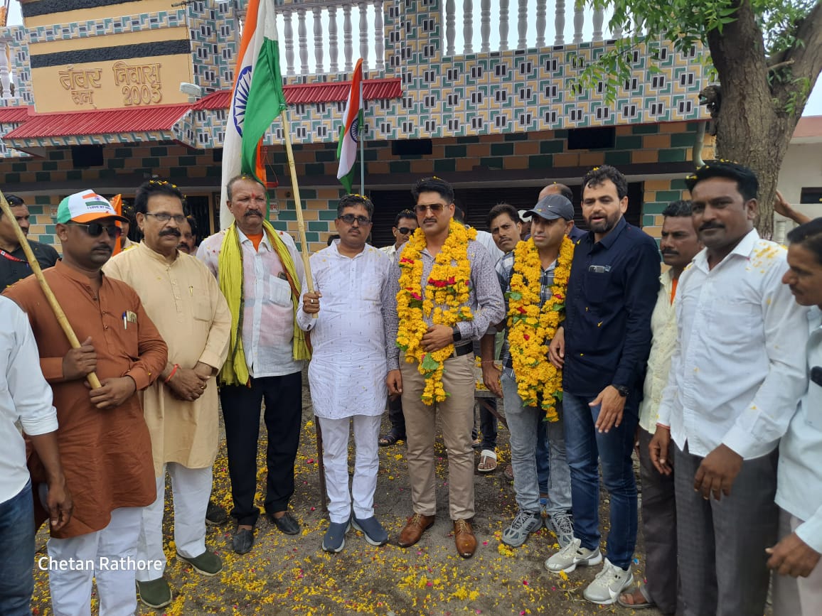 फोटो -यात्रियों का स्वागत करते हुए