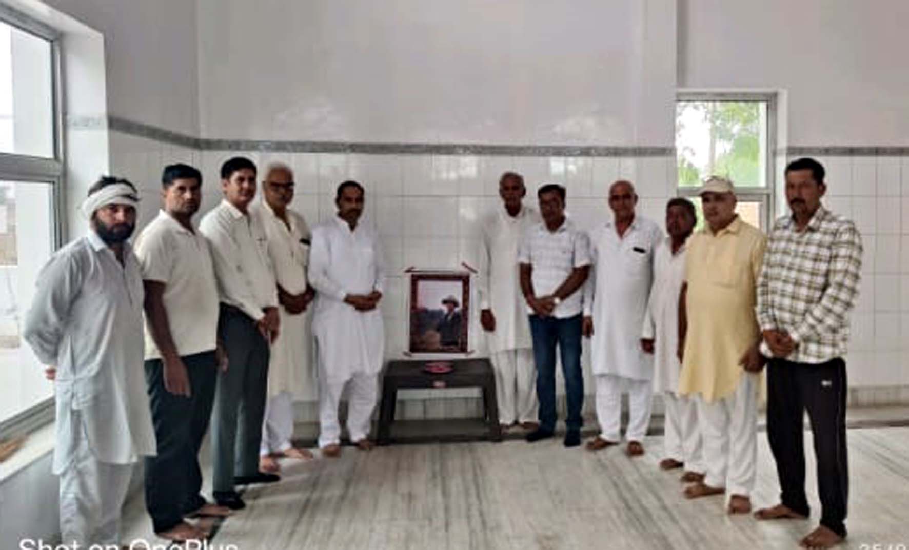 वन्य जीव रक्षकों को श्रद्धांजलि अर्पित करते हुए समाज के गणमान्य व्यक्ति। वन्य जीव रक्षकों को श्रद्धांजलि अर्पित करते हुए समाज के गणमान्य व्यक्ति।