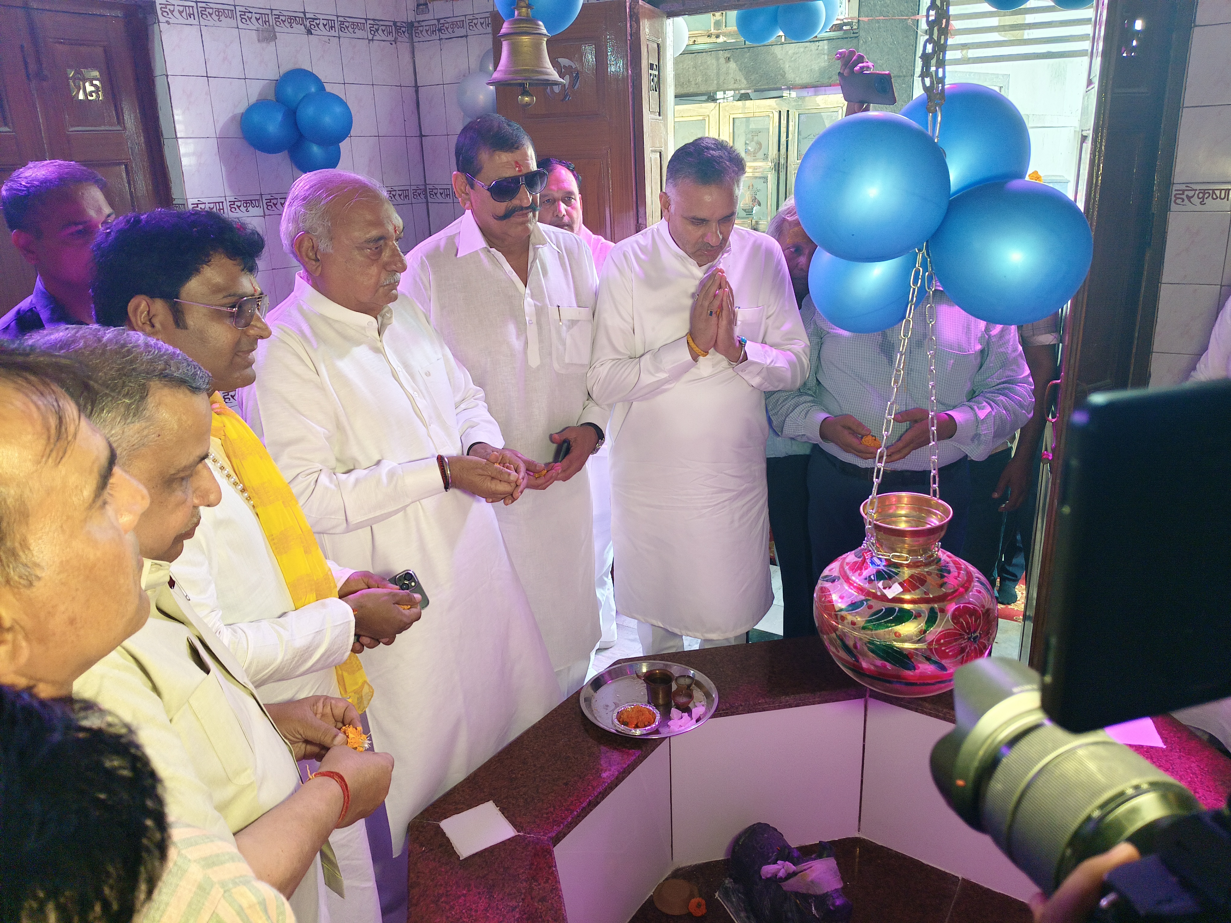 अनाज मंडी बहादुरगढ़ के सनातन धर्म मंदिर में शिव परिवार की पूजा करते पूर्व मुख्यमंत्री भूपेंद्र सिंह हुड्डा व अन्य। अनाज मंडी बहादुरगढ़ के सनातन धर्म मंदिर में शिव परिवार की पूजा करते पूर्व मुख्यमंत्री भूपेंद्र सिंह हुड्डा व अन्य।