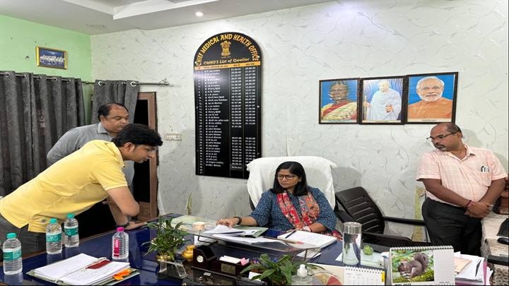 ग्वालियरः कलेक्टर ने अचानक सीएमएचओ कार्यालय का किया निरीक्षण ग्वालियरः कलेक्टर ने अचानक सीएमएचओ कार्यालय का किया निरीक्षण