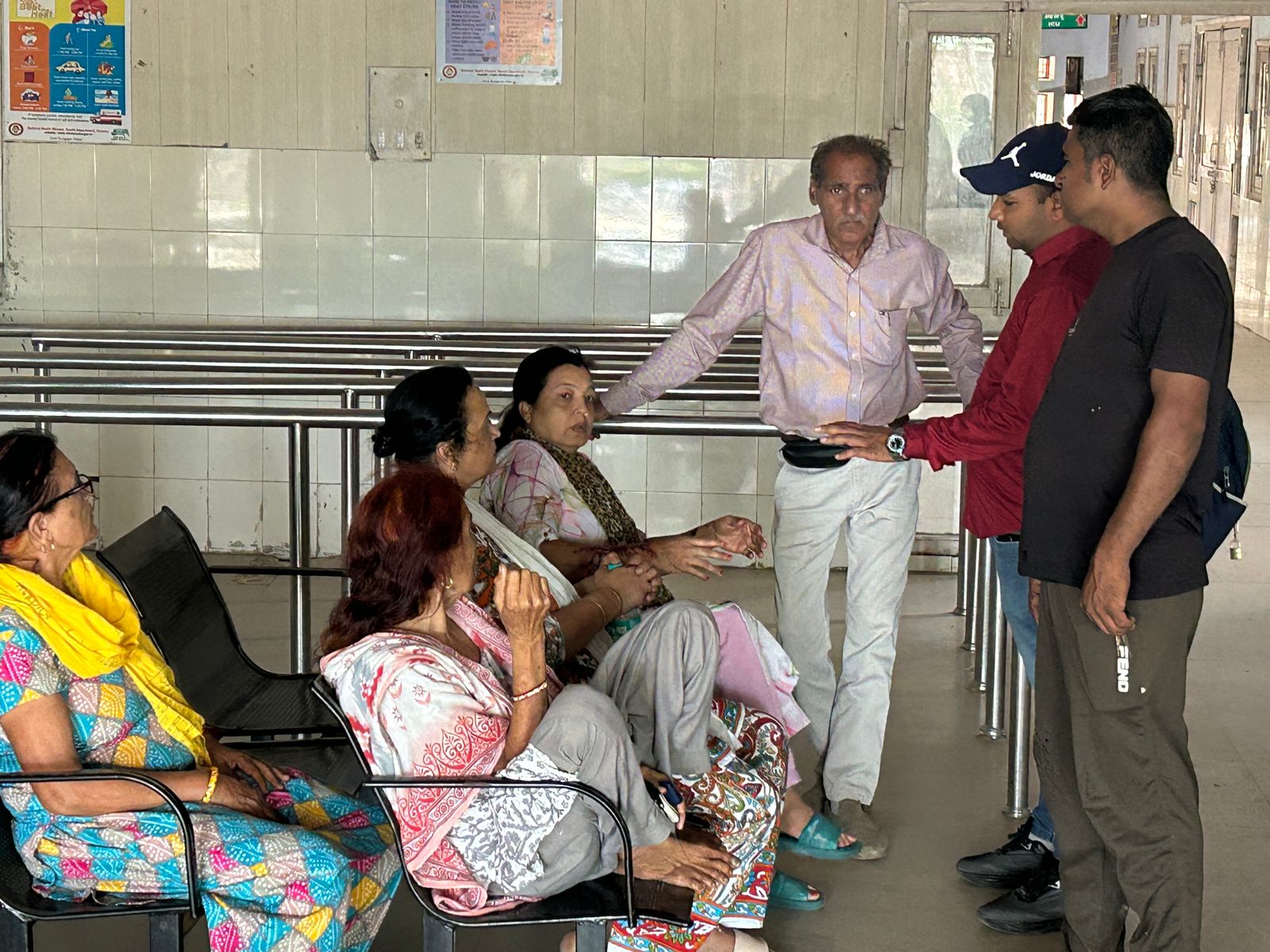 नागरिक अस्पताल में उपचार के लिए पहुंची घायल फूलां देवी व उसके परिजन। नागरिक अस्पताल में उपचार के लिए पहुंची घायल फूलां देवी व उसके परिजन।