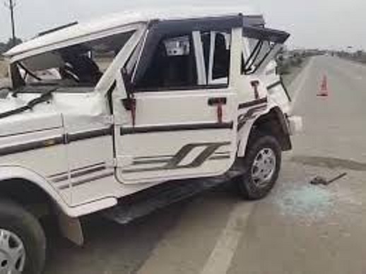 बाेलेराे काे ट्रक ने मारी टक्कर बाेलेराे काे ट्रक ने मारी टक्कर