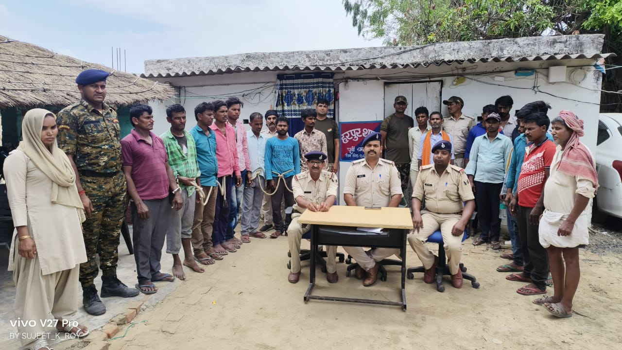 पुलिस गिरफ्त में आठ गांजा तस्कर पुलिस गिरफ्त में आठ गांजा तस्कर