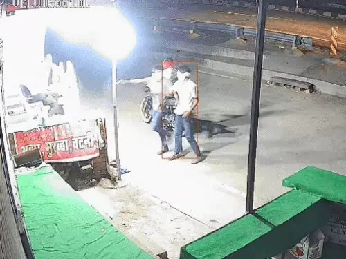तीन बदमाशों ने की फायरिंग तीन बदमाशों ने की फायरिंग