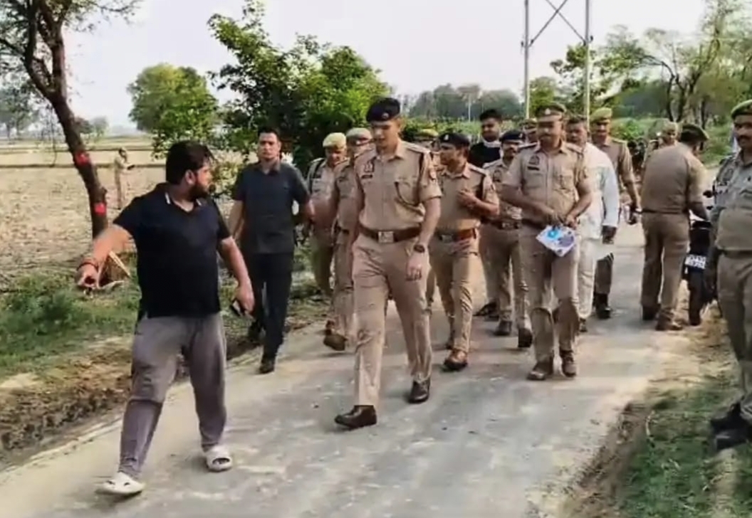 मौके पर जांच करते एसएसपी सौरभ दीक्षित आदि मौके पर जांच करते एसएसपी सौरभ दीक्षित आदि