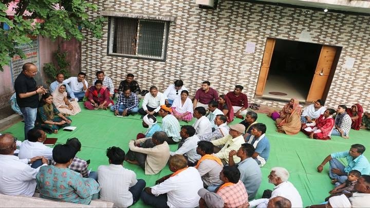 बुरहानपुर जिले में चौपाल लगाकर ग्रामीणों को जल संवर्धन अभियान की जानकारी दी गई बुरहानपुर जिले में चौपाल लगाकर ग्रामीणों को जल संवर्धन अभियान की जानकारी दी गई