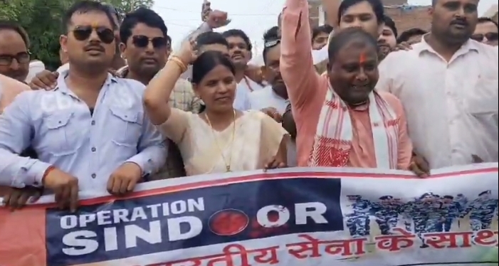 औरेया जिले में नारा लगाते भाजपा नेता गमछे में औरेया जिले में नारा लगाते भाजपा नेता गमछे में