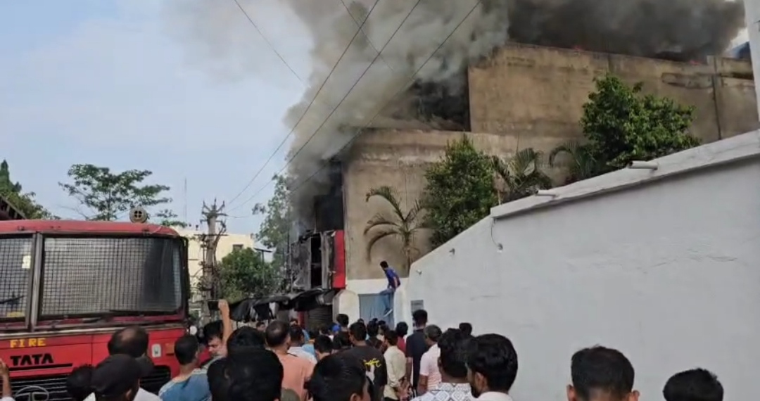 अगलगी की तस्वीर अगलगी की तस्वीर