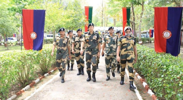 दो दिवसीय मणिपुर दौरे के दौरान बीएसएफ के महानिदेश कदलजीत सिंह चौधरी। दो दिवसीय मणिपुर दौरे के दौरान बीएसएफ के महानिदेश कदलजीत सिंह चौधरी।