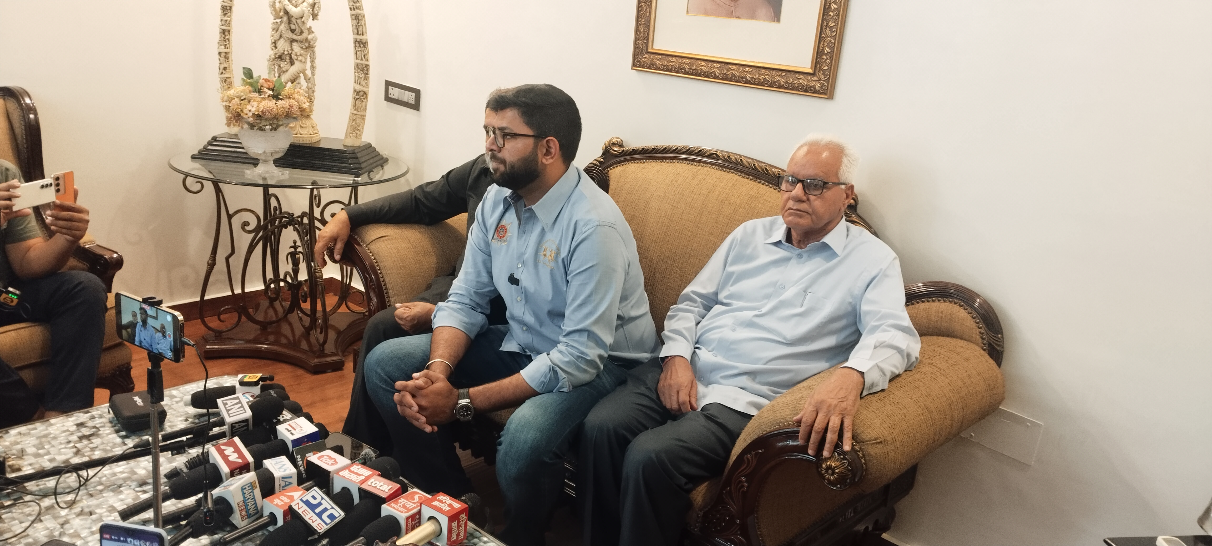पत्रकारों से रूबरू होते जेजेपी नेता दिग्विजय चौटाला। पत्रकारों से रूबरू होते जेजेपी नेता दिग्विजय चौटाला।