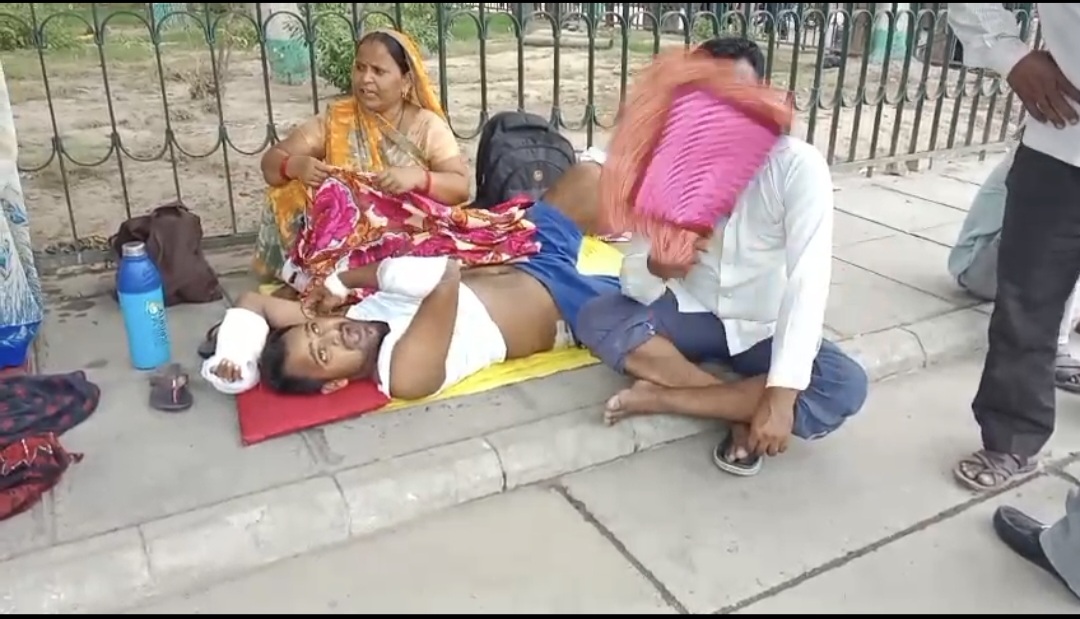 भगदड़ के बाद बाहर जमीन पर लेटा मरीज
