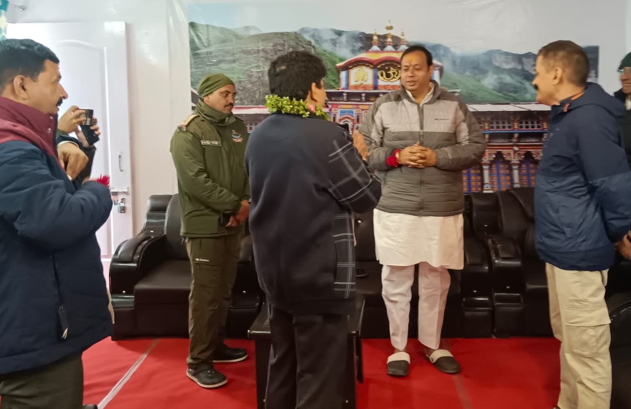 बदरीनाथ धाम में यात्रा व्यवस्थाओं को लेकर अधिकारी/कर्मचारियों से वार्ता करते हुए बीकेटीसी अध्यक्ष हेमंत द्विवेदी। बदरीनाथ धाम में यात्रा व्यवस्थाओं को लेकर अधिकारी/कर्मचारियों से वार्ता करते हुए बीकेटीसी अध्यक्ष हेमंत द्विवेदी।