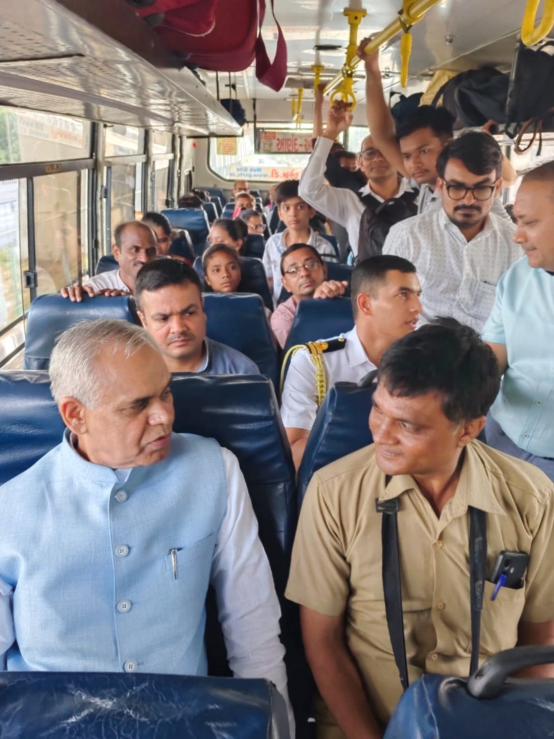 रोडवेज की बस की यात्रा करते राज्यपाल आचार्य देवव्रत रोडवेज की बस की यात्रा करते राज्यपाल आचार्य देवव्रत