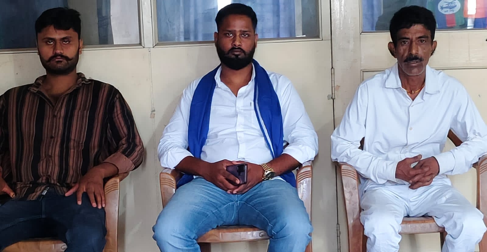 यूनियन के फैसलों की जानकारी देते दिनेश सोनी सहित अन्य यूनियन के फैसलों की जानकारी देते दिनेश सोनी सहित अन्य