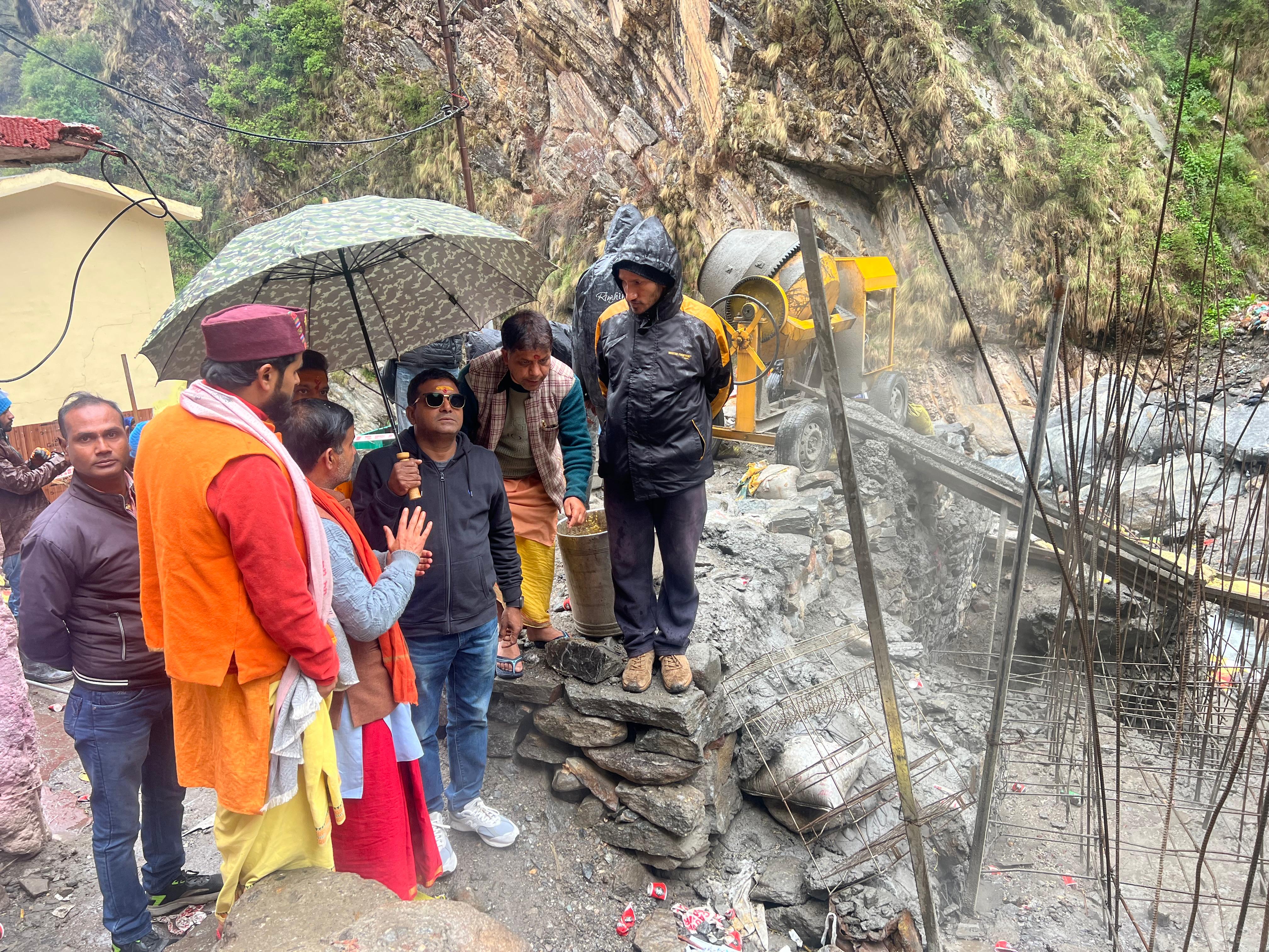 पंचायतीराज सचिव ने यमुनोत्री व्यवस्थाओं का किया स्थलीय निरीक्षण करते हुऐ पंचायतीराज सचिव ने यमुनोत्री व्यवस्थाओं का किया स्थलीय निरीक्षण करते हुऐ