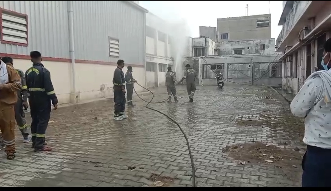 स्थिति को नियंत्रित करते दमकल कर्मी