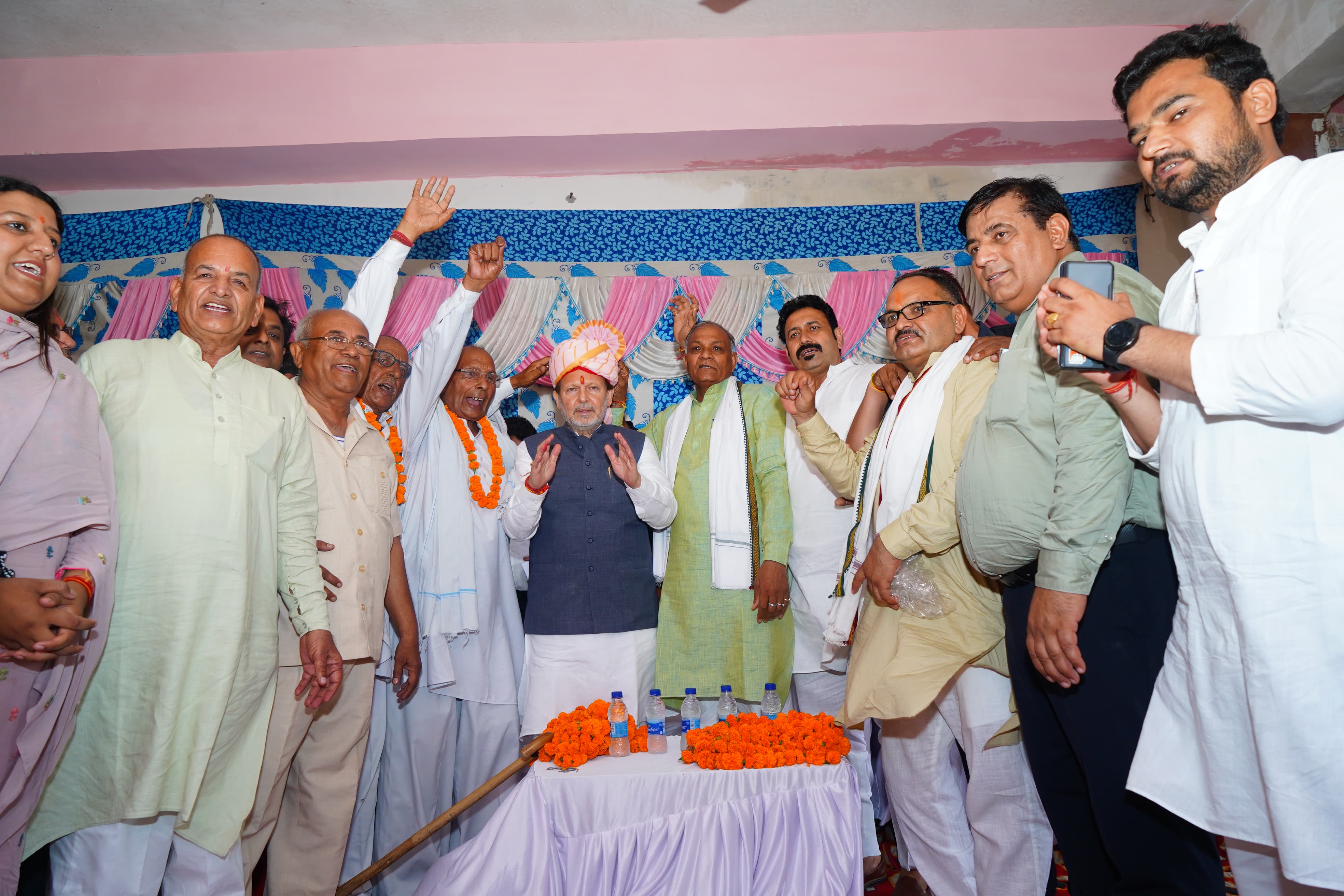 पानीपत में परशुराम जन्मोत्सव का न्योता देते कैबिनेट मंत्री अरविंद शर्मा पानीपत में परशुराम जन्मोत्सव का न्योता देते कैबिनेट मंत्री अरविंद शर्मा