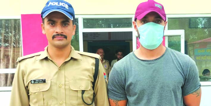 पुलिस गिरफ्त में आरोपित