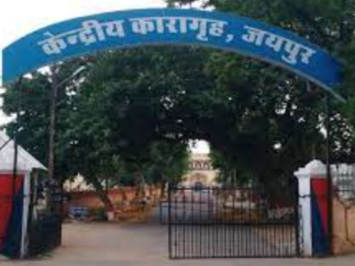 जेल में चल रहे एसटीडी बूथ से फोन कर जेल में कैदियों ने बनाया अय्यासी का प्लान जेल में चल रहे एसटीडी बूथ से फोन कर जेल में कैदियों ने बनाया अय्यासी का प्लान