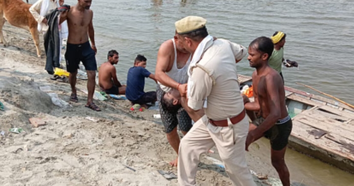 बचाव करते गोताखोर बचाव करते गोताखोर