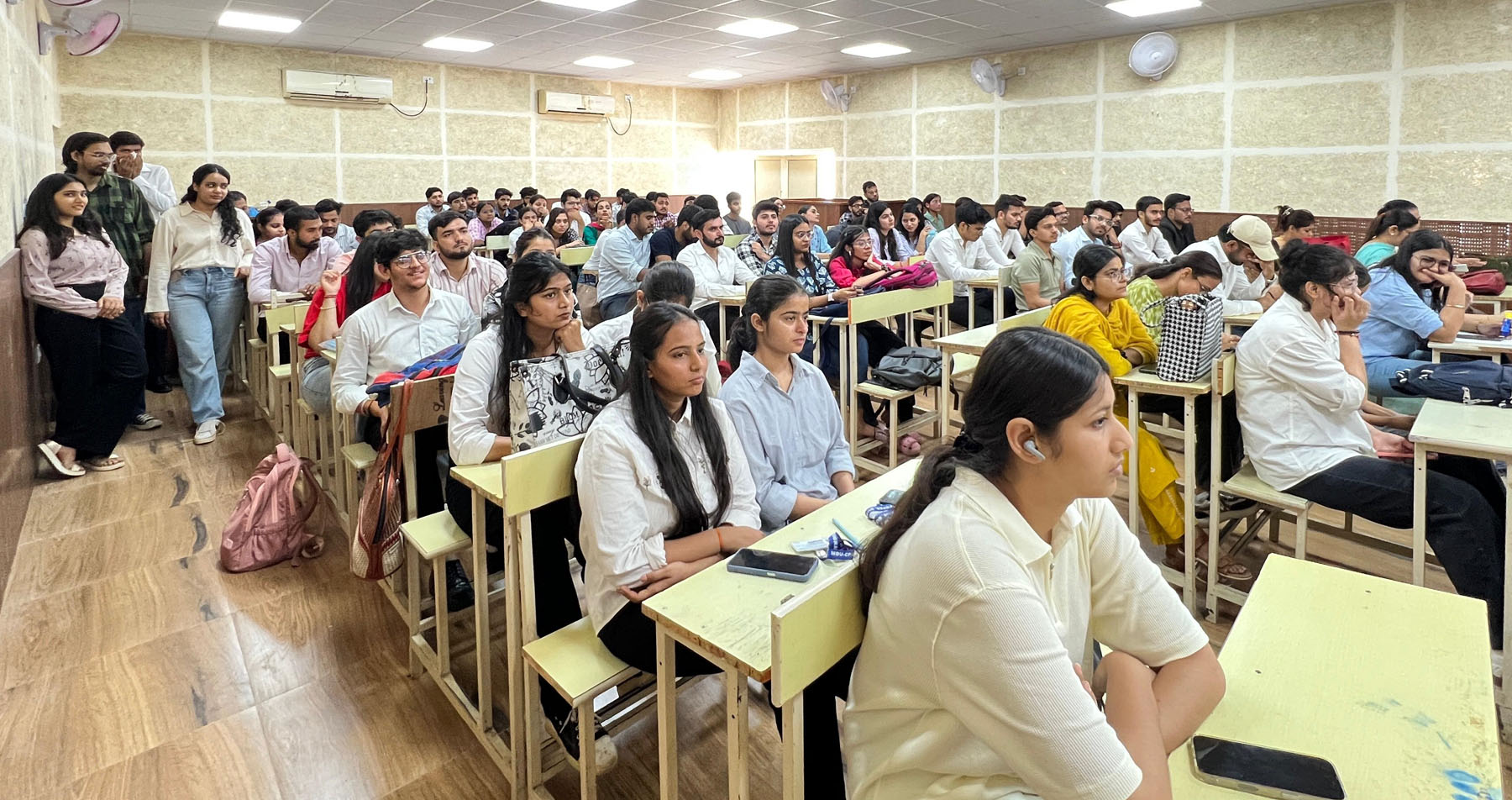 गुरुग्राम स्थित प्रोफेशनल एंड एलाइड स्टडीज केंद्र में अंत्योदय-समावेशी विकास हेतु रणनीतियां विषय पर राष्ट्र स्तरीय संगोष्ठी में मौजूद छात्र-छात्राएं। गुरुग्राम स्थित प्रोफेशनल एंड एलाइड स्टडीज केंद्र में अंत्योदय-समावेशी विकास हेतु रणनीतियां विषय पर राष्ट्र स्तरीय संगोष्ठी में मौजूद छात्र-छात्राएं।