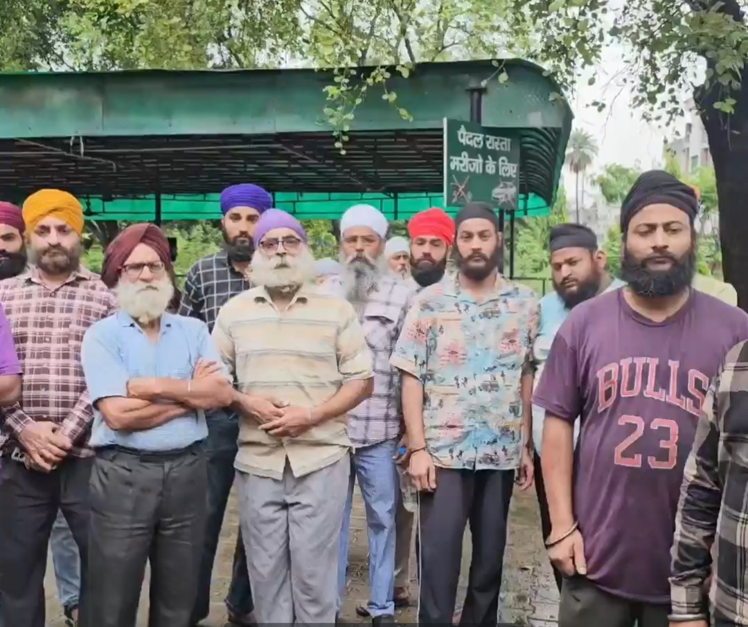 परिजन शव का पोस्टमार्टम कराने पहुंचे परिजन शव का पोस्टमार्टम कराने पहुंचे