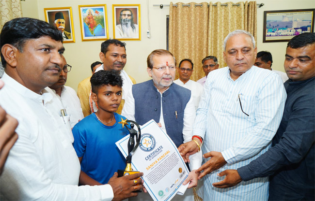 सोनीपत:मैराथन में वर्ल्ड वाइड बुक ऑफ रिकॉर्ड्स धारक सानिया को आशीर्वाद देते मंत्री डा. अरविंद शर्मा सोनीपत:मैराथन में वर्ल्ड वाइड बुक ऑफ रिकॉर्ड्स धारक सानिया को आशीर्वाद देते मंत्री डा. अरविंद शर्मा
