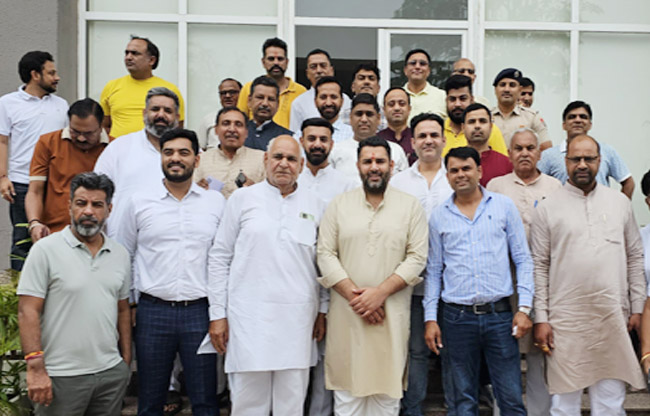 सोनीपत: मन की बात सुनने के बाद कार्यकर्ताओं के साथ विधायक निखिल मदान सोनीपत: मन की बात सुनने के बाद कार्यकर्ताओं के साथ विधायक निखिल मदान
