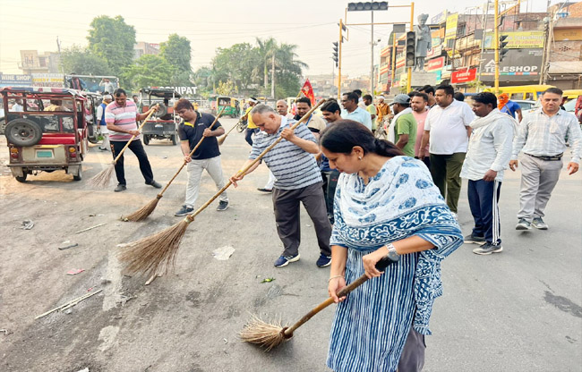 आंधी और बरसात के बाद शहार में सफाई अभियान में लगे मेयर व शहरवासी आंधी और बरसात के बाद शहार में सफाई अभियान में लगे मेयर व शहरवासी