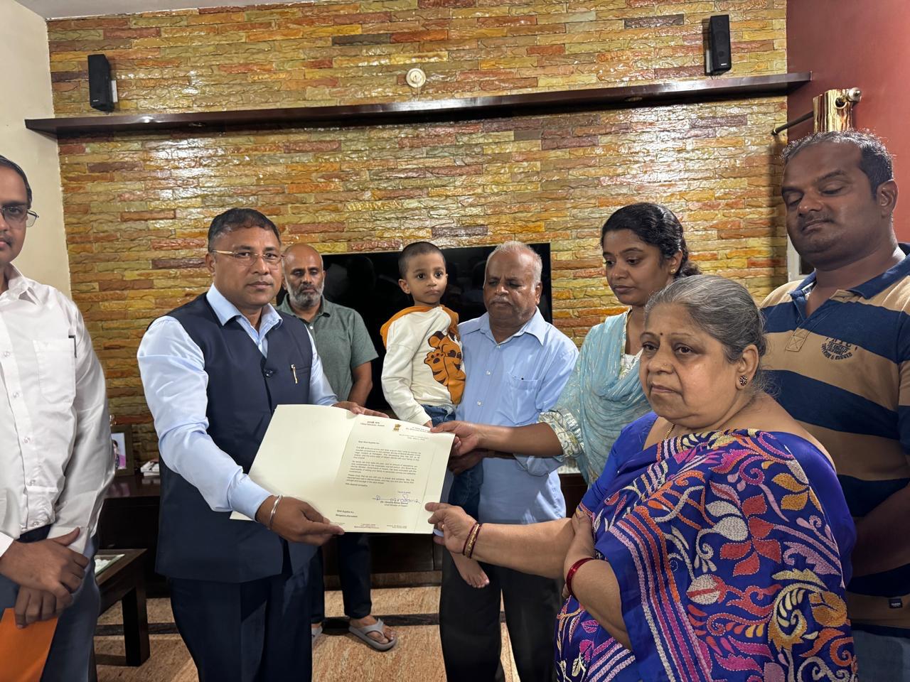पहलगाम में मारे गए कर्नाटक के लोगों के परिजनों को असम सरकार की ओर से मदद देते हुए मंत्री विमल बोरा। पहलगाम में मारे गए कर्नाटक के लोगों के परिजनों को असम सरकार की ओर से मदद देते हुए मंत्री विमल बोरा।