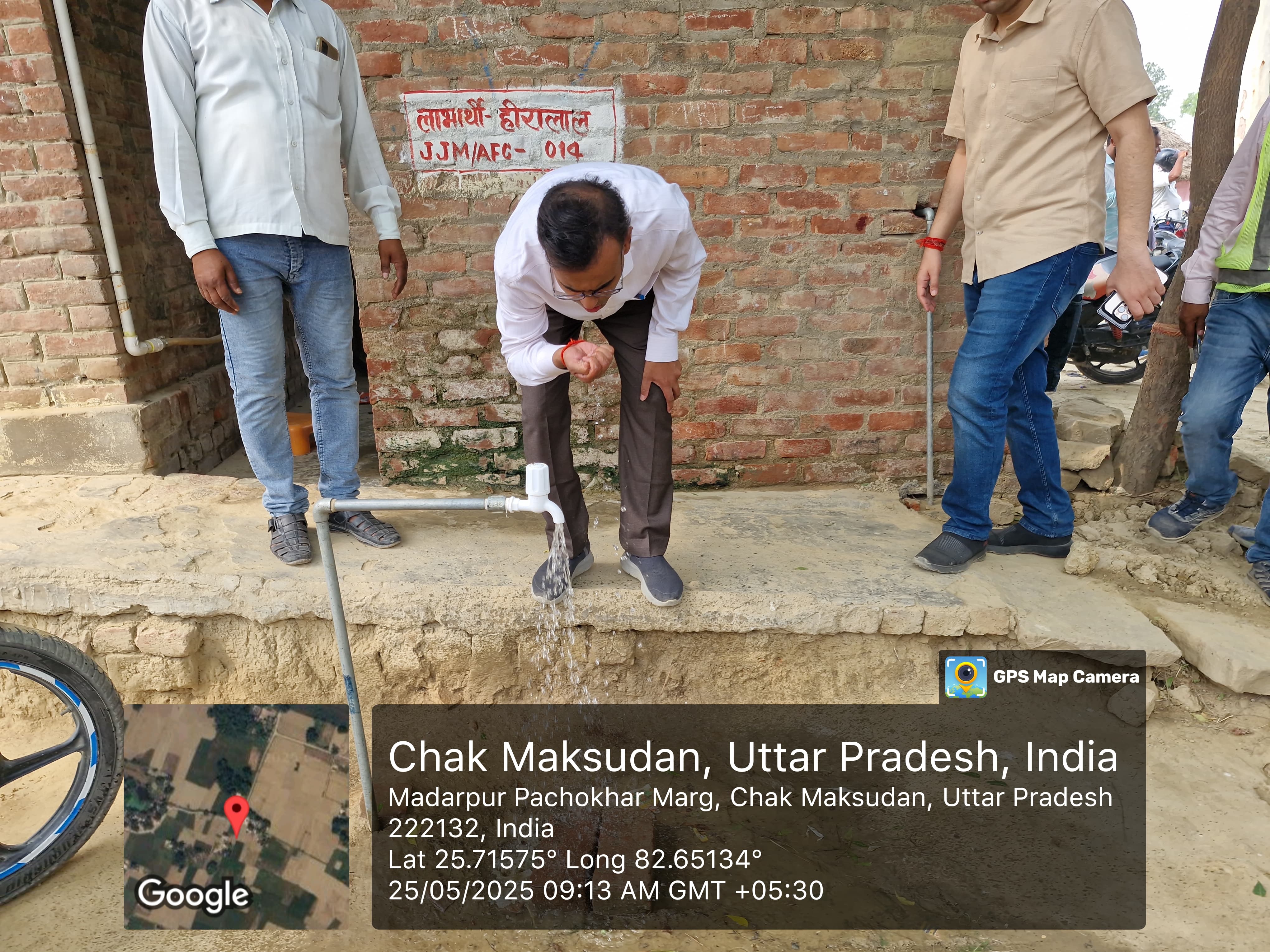 जल जीवन मिशन परियोजना का मौके पर सत्यापन करते हुए नोडल अधिकारी अंकित कुमार जल जीवन मिशन परियोजना का मौके पर सत्यापन करते हुए नोडल अधिकारी अंकित कुमार