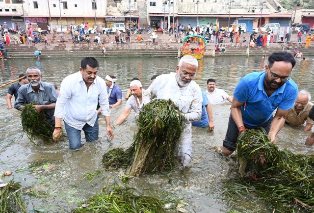 मंदाकिनी नदी में कचरा उठाते जलशक्ति मंत्री मंदाकिनी नदी में कचरा उठाते जलशक्ति मंत्री
