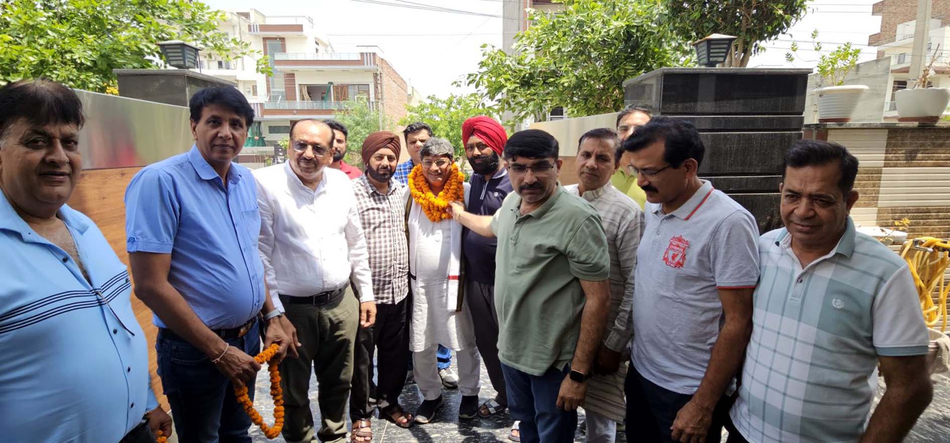 प्रधानमंत्री का मन की बात कार्यक्रम में पहुंचने पर उनका स्वागत करते क्षेत्रवासी। प्रधानमंत्री का मन की बात कार्यक्रम में पहुंचने पर उनका स्वागत करते क्षेत्रवासी।