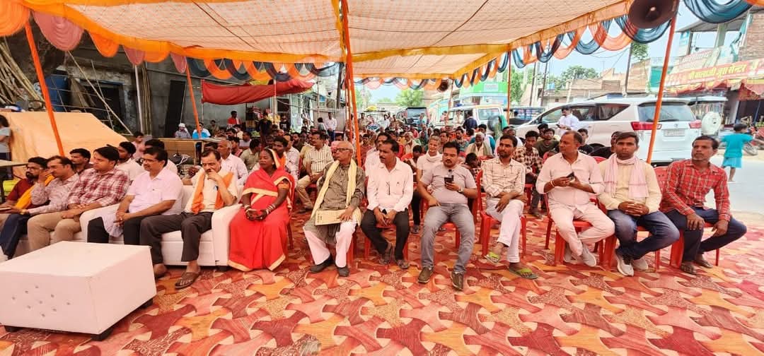 शिलान्यास कार्यक्रम में उपस्थित जनता के लोग शिलान्यास कार्यक्रम में उपस्थित जनता के लोग