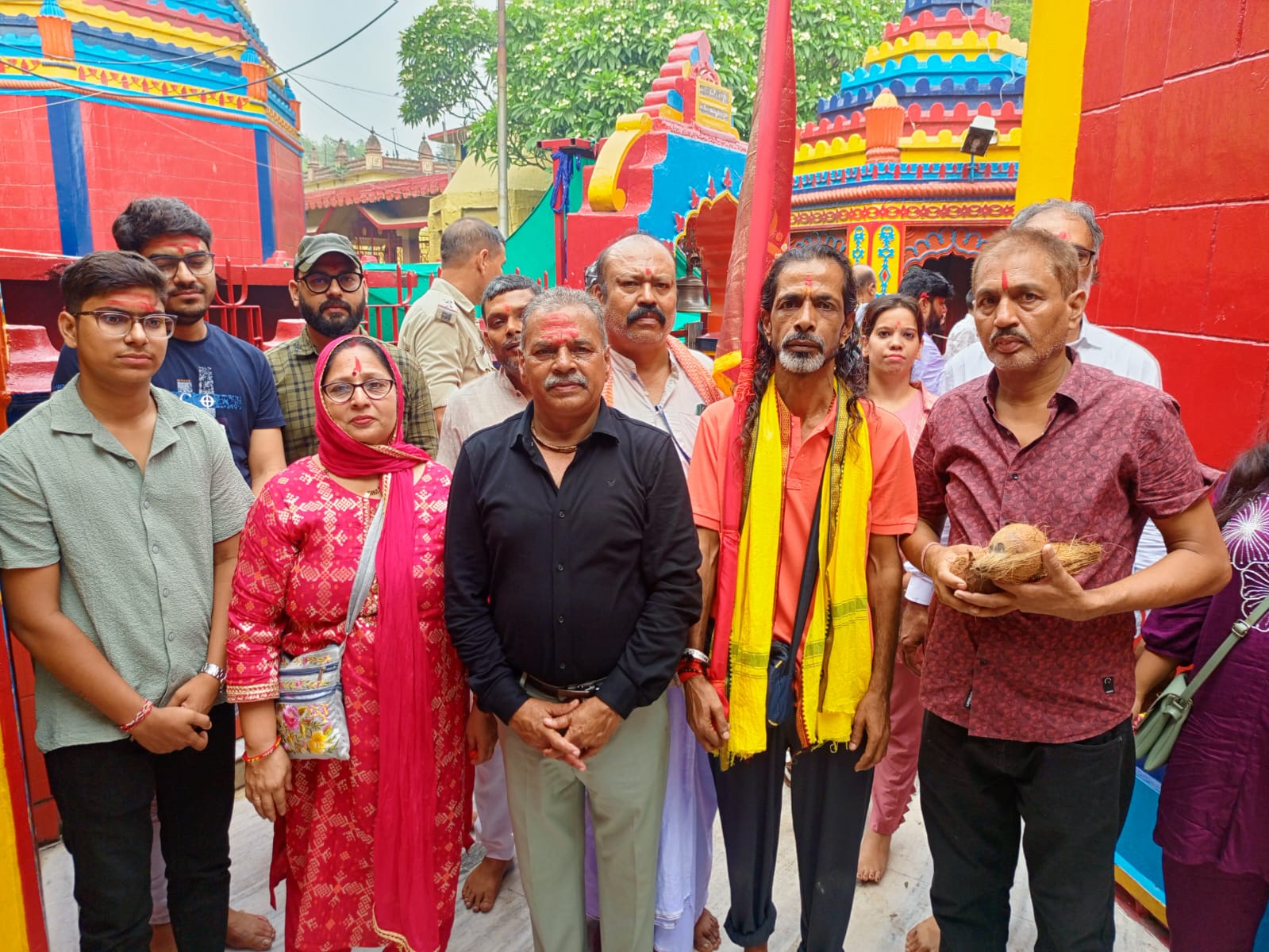 श्याम निशान लिए मुन्ना सहित अन्य की फोटो श्याम निशान लिए मुन्ना सहित अन्य की फोटो