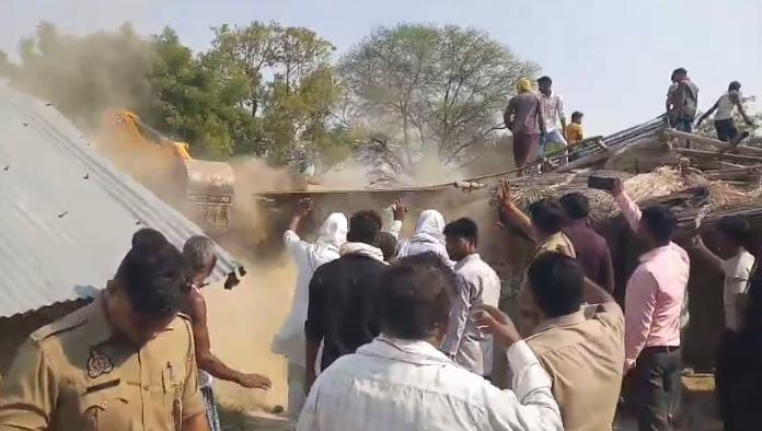 प्रयागराज: तालाब की जमीन बने अवैध घरों को गिराने का छाया चित्र