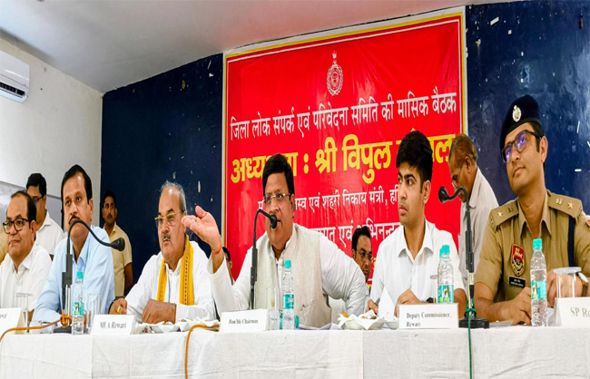 परिवादों की सुनवाई करते शहरी एवं राजस्व मंत्री विपुल गोयल।
