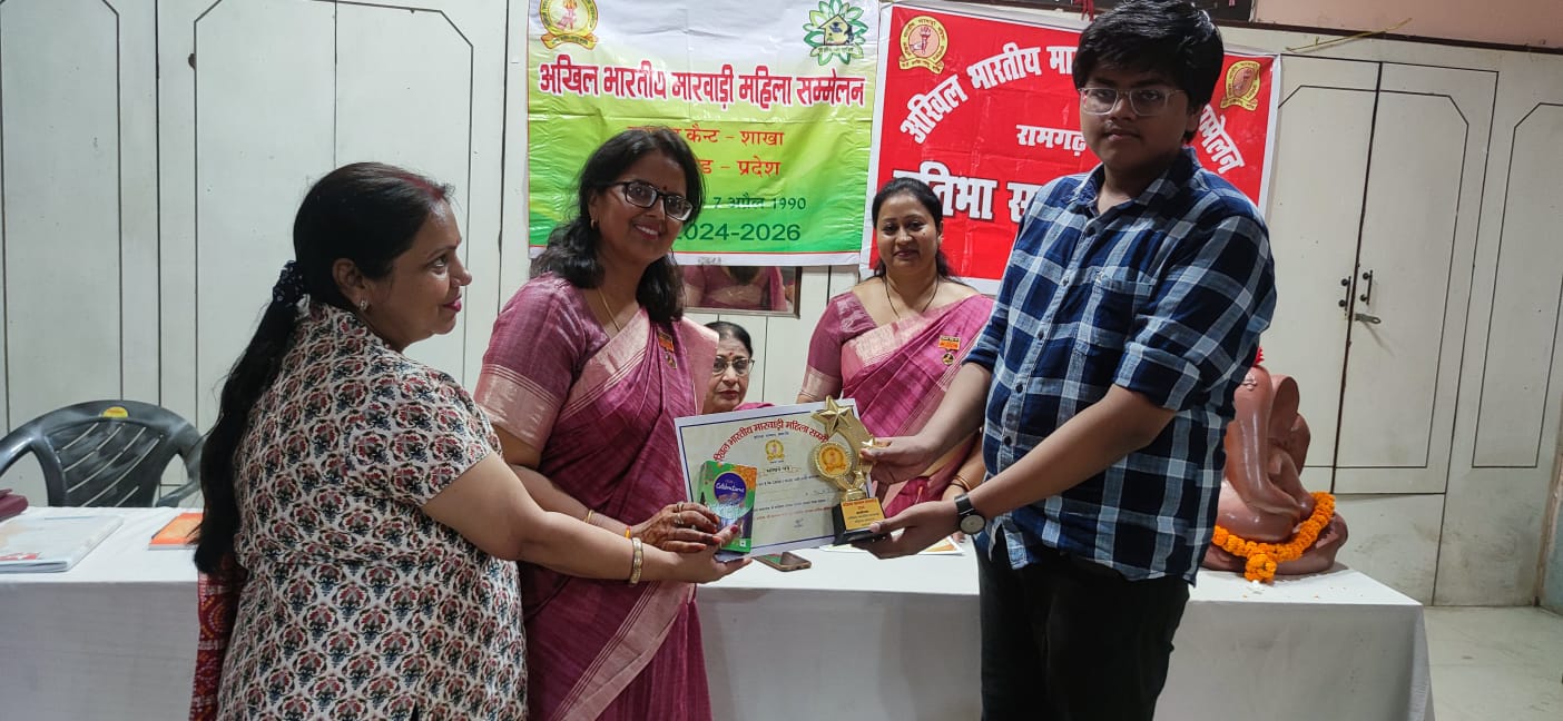 सम्मान ग्रहण करते अभिभावक सम्मान ग्रहण करते अभिभावक