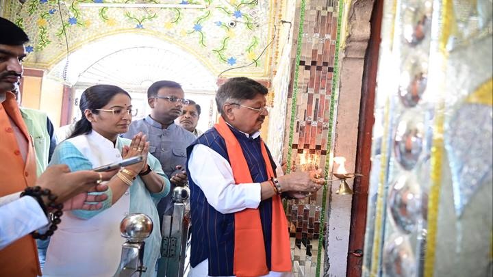 प्रभारी मंत्री ने किये भगवान कामतानाथ के दर्शन प्रभारी मंत्री ने किये भगवान कामतानाथ के दर्शन