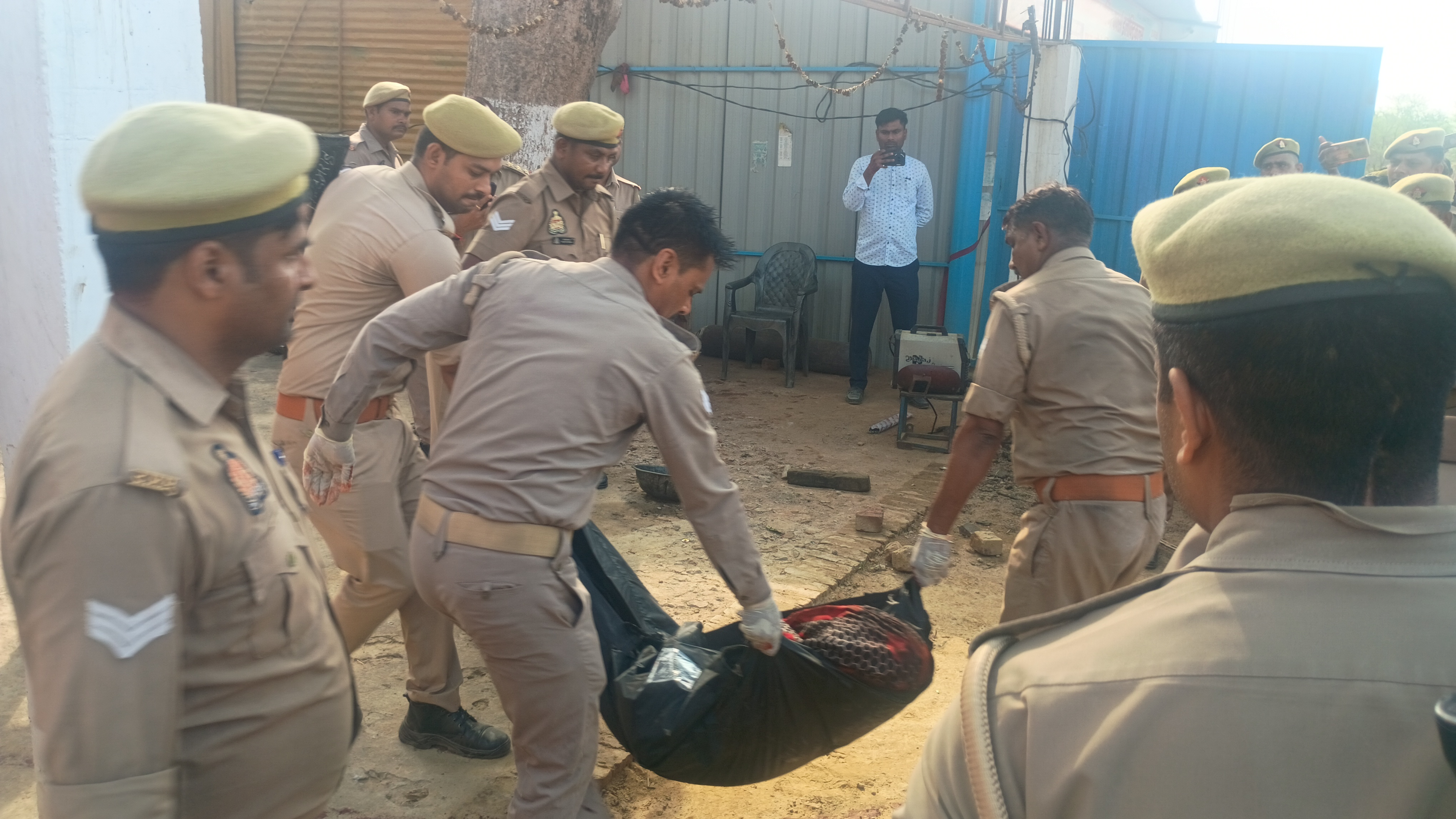 शव ले जाते पुलिस के लोग शव ले जाते पुलिस के लोग