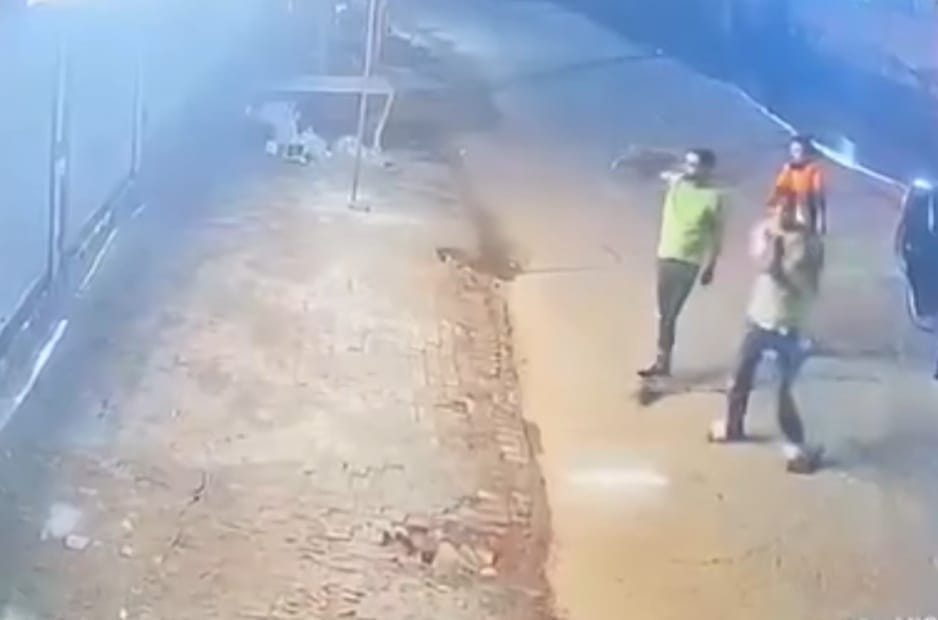 फोटो कैप्शन 26आरटीके1 : गांव भालौठ स्थित शराब के ठेके पर फायरिंग करते बदमाश ------------- फोटो कैप्शन 26आरटीके1 : गांव भालौठ स्थित शराब के ठेके पर फायरिंग करते बदमाश -------------
