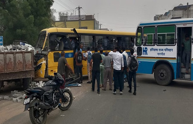 हादसे के बाद स्कूली बच्चों को बस से उतारते हुए लोग। हादसे के बाद स्कूली बच्चों को बस से उतारते हुए लोग।