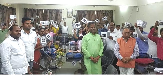 अतिथि एवं टैबलेट पाये छात्रगण अतिथि एवं टैबलेट पाये छात्रगण