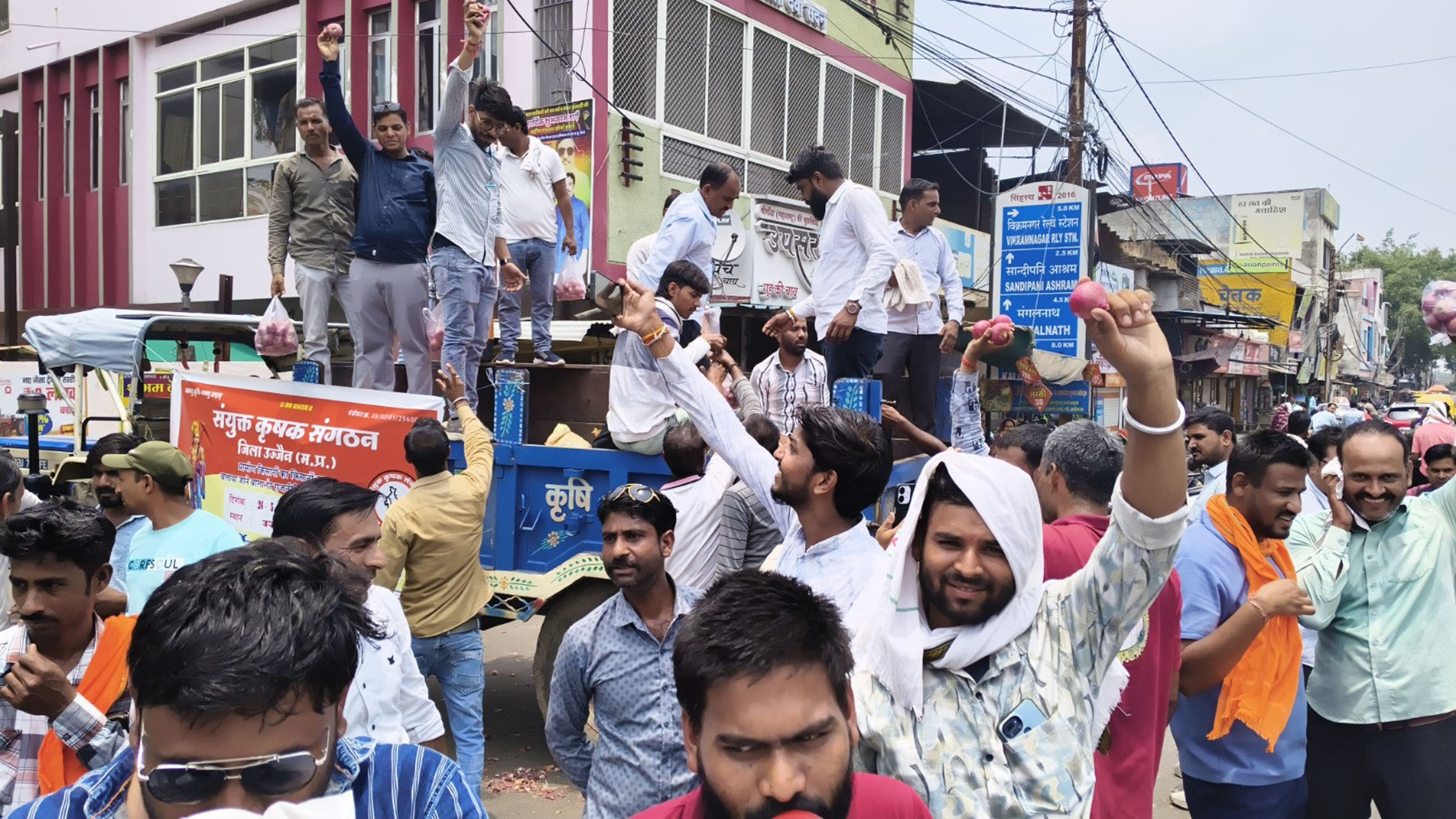 उज्जैन में किसानों ने मुफ्त में बांटे 50 क्विंटल प्याज उज्जैन में किसानों ने मुफ्त में बांटे 50 क्विंटल प्याज