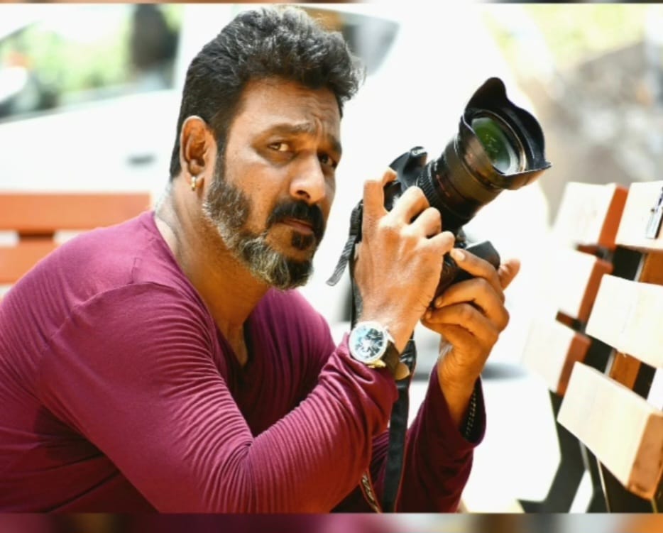 Prisoners is have camera in their hands Prisoners is have camera in their hands