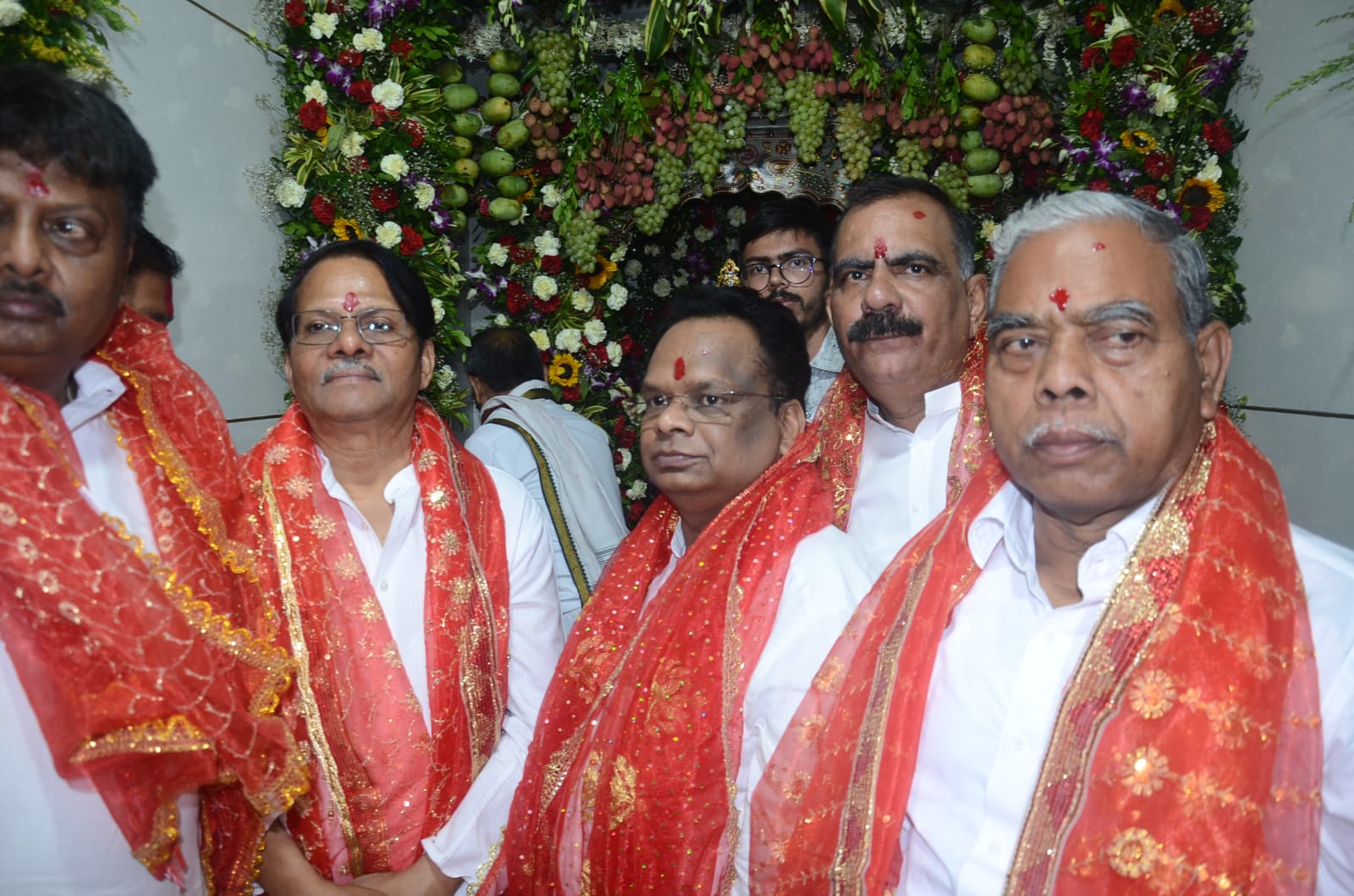 पूजा-अर्चना करते कांग्रेस प्रभारी सहित अन्य की तस्वीर पूजा-अर्चना करते कांग्रेस प्रभारी सहित अन्य की तस्वीर